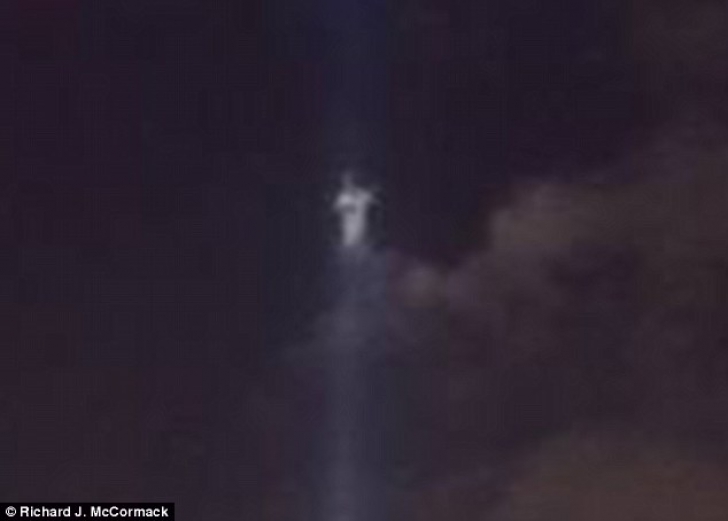 Apariţie divină pe cer în timpul comemorării victimelor 9/11. Imaginea s-a viralizat instant 