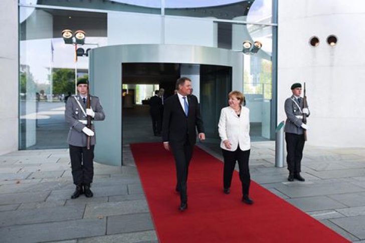 Imagini de la întâlnirea lui Iohannis cu Merkel. Detaliu pe care nimeni nu l-a observat!