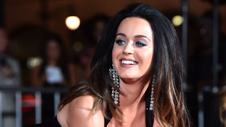 Scandal! Katy Perry a şocat în America. A apărut dezbrăcată înainte de dezbaterea Clinton-Trump