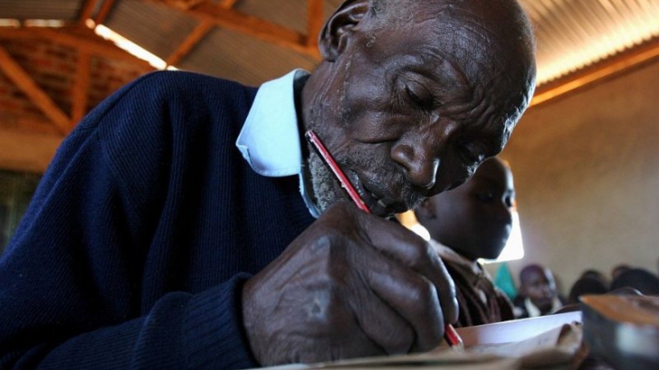 EMOŢIONAT: s-a înscris la şcoală, în clasa I, la 84 de ani! Ce l-a determinat să facă acest pas