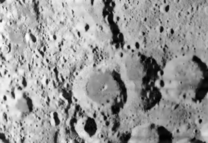 Detaliul bizar dintr-o imagine NASA. Ce se vede pe Lună