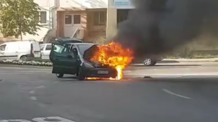 Maşină în flăcări, într-un sens giratoriu din Bacău. Imagini de la faţa locului!