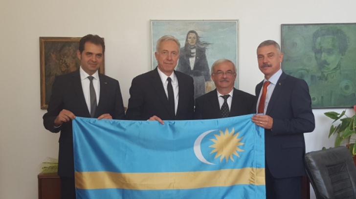 Ambasadorul SUA la București a pozat cu steagul secuiesc