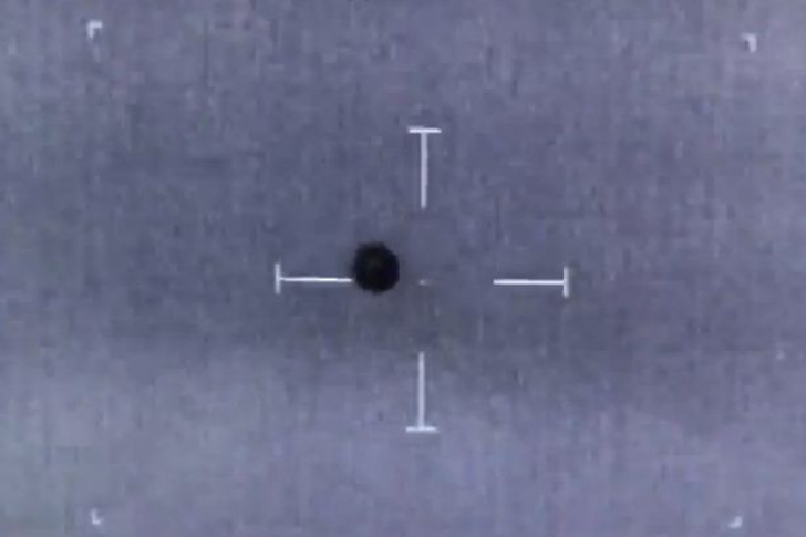 Obiect rotund neobișnuit care emana căldură, filmat și fotografiat de polițiști pe cer. Cum arată