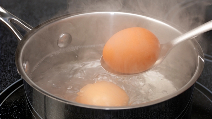 Ce se întâmplă dacă pui o linguriţă de bicarbonat în apa în care fierbi ouăle? Cel mai simplu truc
