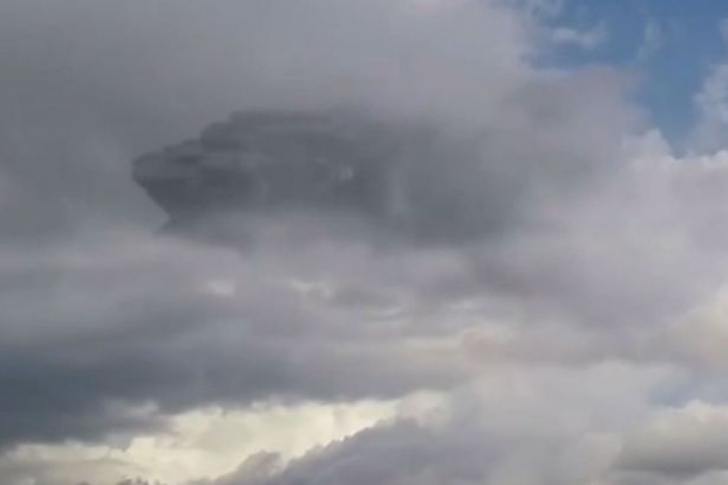 Un obiect uriaș a apărut pe cer, în spatele norilor. Nimeni nu știe ce este, dar arată bizar
