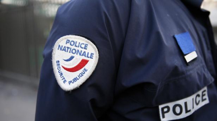 Incident bizar în Franţa. O femeie a rănit un poliţist cu un cuţit în timpul unui exces de furie 
