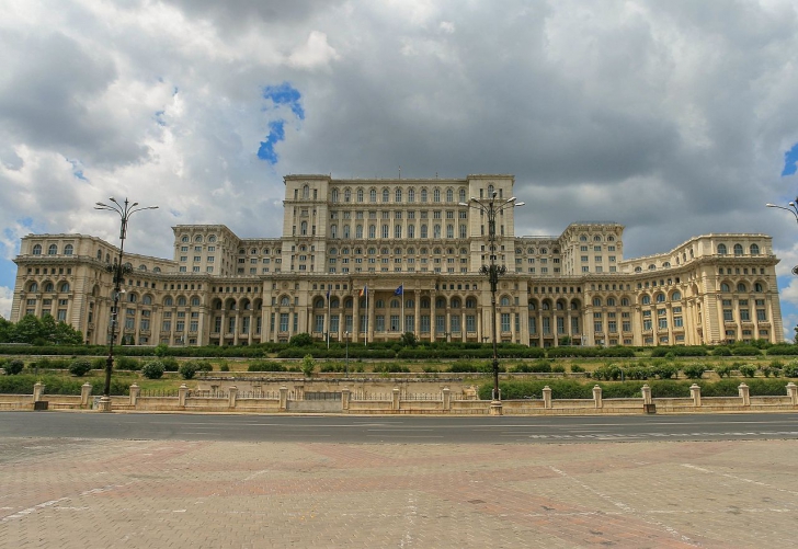 Palatul Parlamentului, în topul construcțiilor "jenante", alături de hotelul monstruos din Phenian