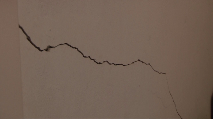 Şcoală închisă la Vaslui după cutremurul de 5,3 grade: pereţii s-au crăpat, tavanul a căzut