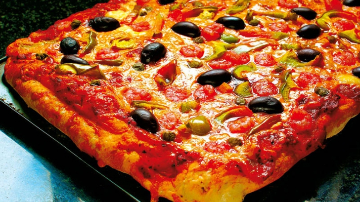 Aşa faci cea mai delicioasă pizza de casă. Secretul prin care poţi să faci blatul ca la restaurant 