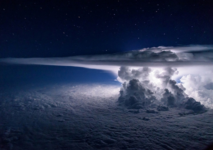 Imagini fabuloase! Cum se vede o furtună de la 11.000 de metri altitudine