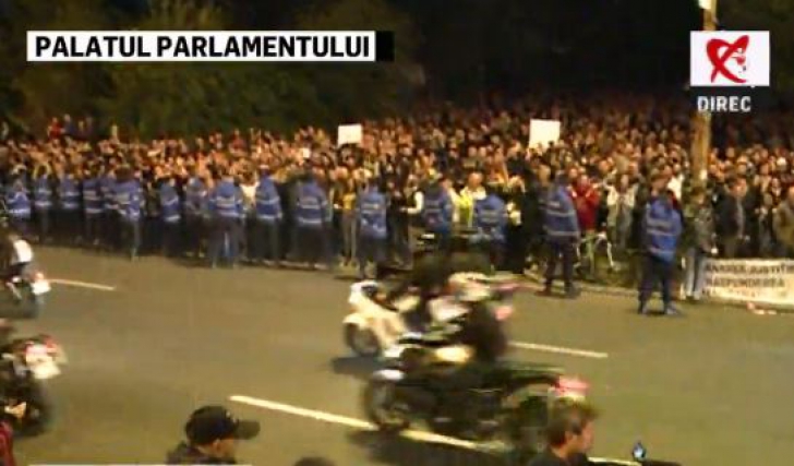 Cazul OPREA. PROTESTE contra votului din Senat: mii de oameni, în stradă - "Dreptate lui Bogdan!"