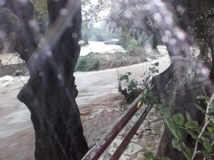 Grecia, măturată de inundaţii: 3 oameni au murit, o româncă şi doi copii, salvaţi în ultima clipă