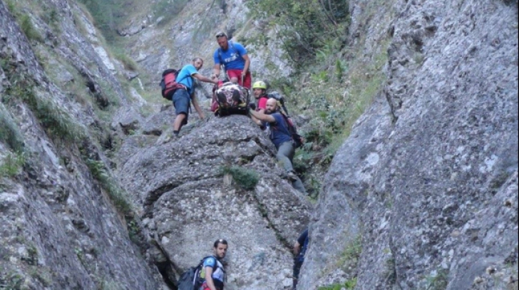 La un pas de moarte. Un bărbat a fost salvat în ultima clipă de salvamontişti în Făgăraş 