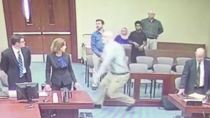 Imagini şocante! Un pedofil atacă procurorul în sala de judecată cu un cuţit