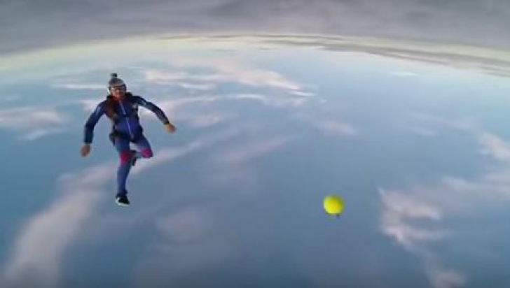 Spectaculos! Doi paraşutişti s-au distrat cu o minge de tenis la 4000 de metri altitudine 