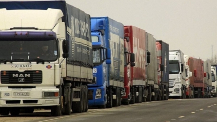 Migranţi ascunşi într-un camion cu calorifere, prinşi când încercau să intre ilegal în România