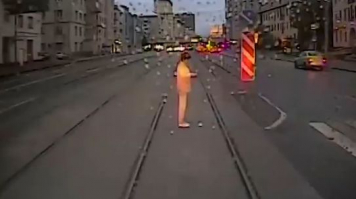 Atenţie, imagini şocante! O femeie neatentă este lovită în plin de un tramvai