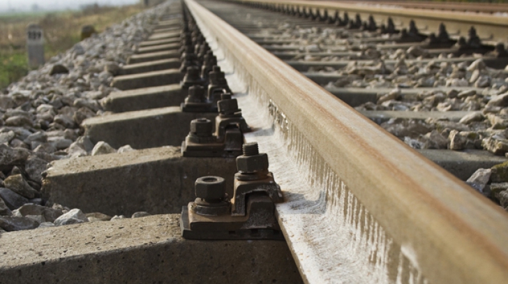 Circulaţia feroviară oprită între Băile Herculane şi Topleţ din cauza unei rupturi de şine 