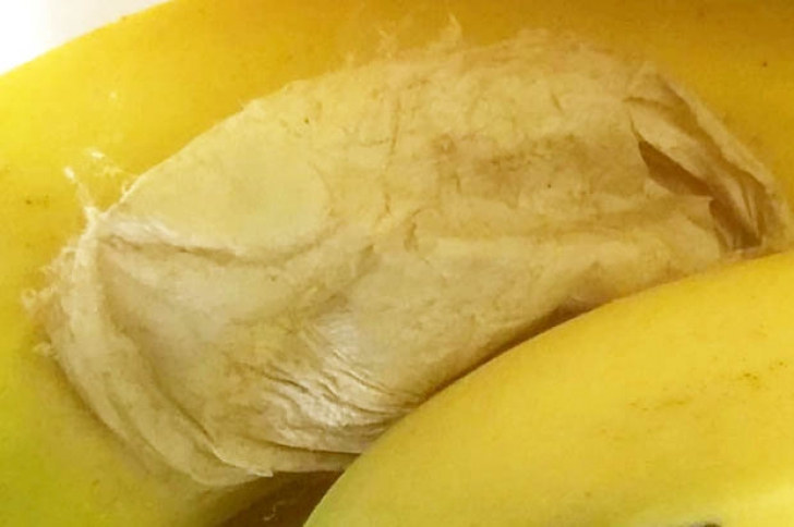 Şocant! Ce a descoperit o femeie într-o banană cumpărată de la un hipermarket