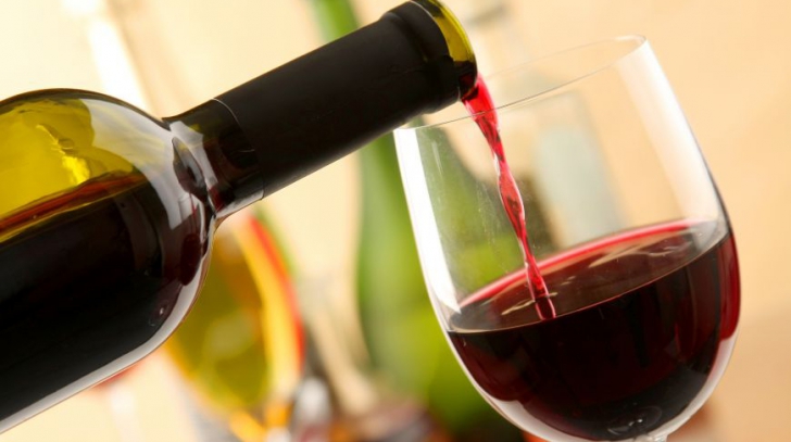 Bei în fiecare seară la masă un pahar cu vin? Iată ce efecte dramatice poate să aibă asupra femeilor