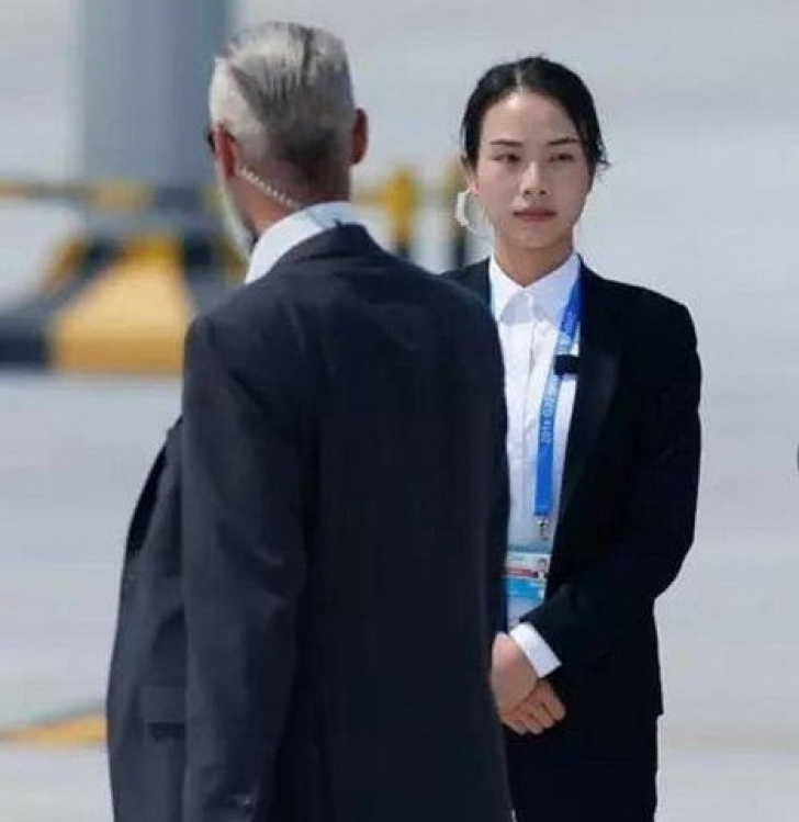 A făcut furori la summitul G20: ea e cel mai atrăgător bodyguard şi face parte din armata Chinei