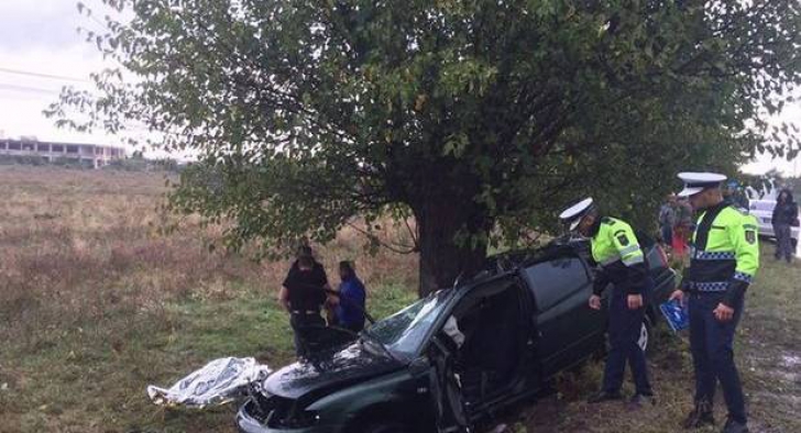 Accident înfiorător la Arad. Doi tineri, soţ şi soţie, şi-au pierdut viaţa - FOTO