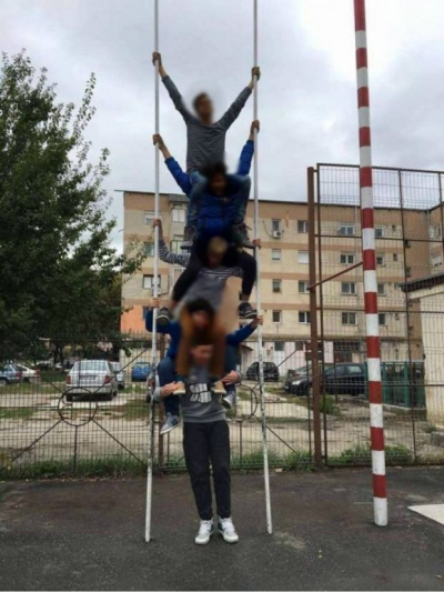 Anchetă la o şcoală în Satu Mare, după ce 5 elevi au postat o fotografie pe Facebook