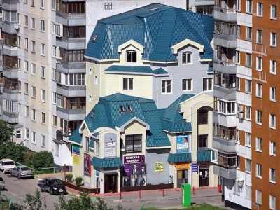 Nu i-a mai ajuns apartamentul. Cum și-a construit vecinul un castel...la bloc 