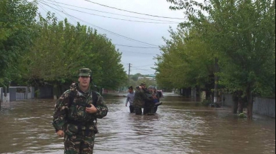 România, sub ape. Cod GALBEN de INUNDAŢII. Sute de case inundate şi drumuri închise