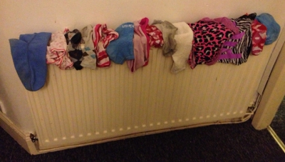 NU &icirc;ţi mai usca rufele &icirc;n casă, pe calorifer! Iată ce boli grave rişti