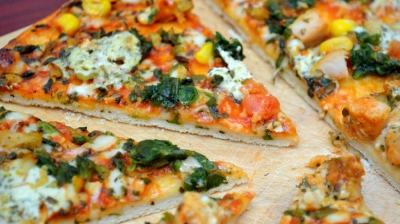 Atenţie! Pizza congelată din comerţ conţine multe E-uri, piele de porc și aromă de fum