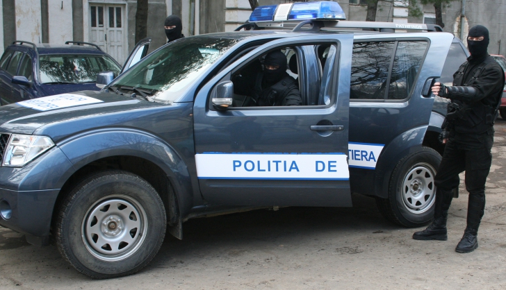 Percheziţii în Botoşani! Poliţiştii vizează grup infracțional, specializat în contrabanda de ţigari 