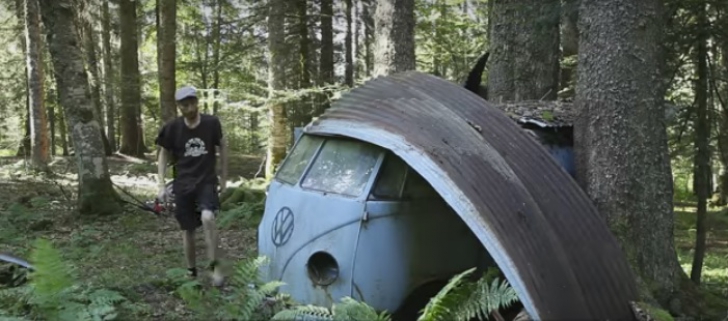 Au descoperit în pădure un VW Bus din 1955, părăsit de 20 de ani. ŞOC ce au aflat.S-au speriat