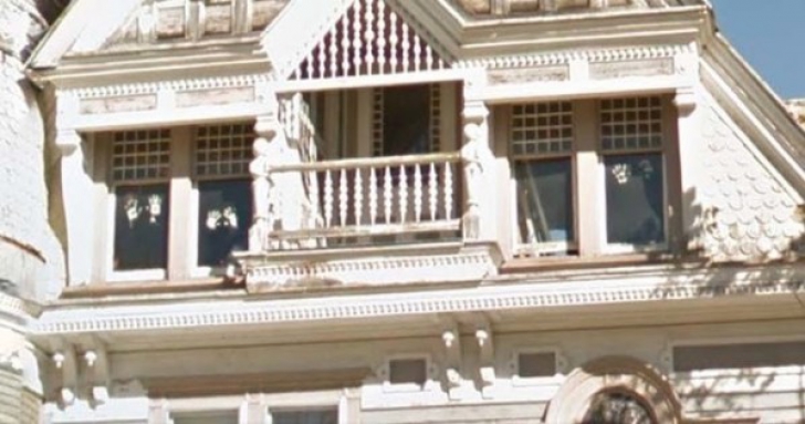 E un palat în mijlocul New York-ului, dar toţi fug de el. De ce nu se vinde.Google Maps explică
