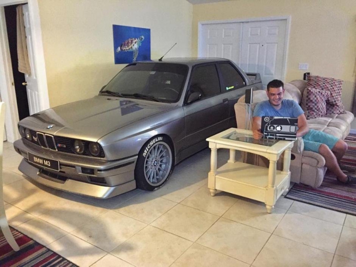 Îşi iubeşte atât de mult BMW-ul M3 încât l-a parcat în sufragerie. Cum arată livingul lui