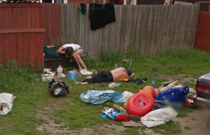 Familie întreagă din Rusia, făcută de râs de Google Street View. Cum au fost surprinşi