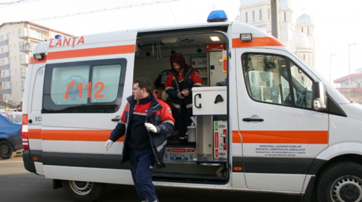 Accident bizar în Timişoara!  O fetiţă de 12 ani, lovită de o ambulanţă cu semnalele în funcţiune 