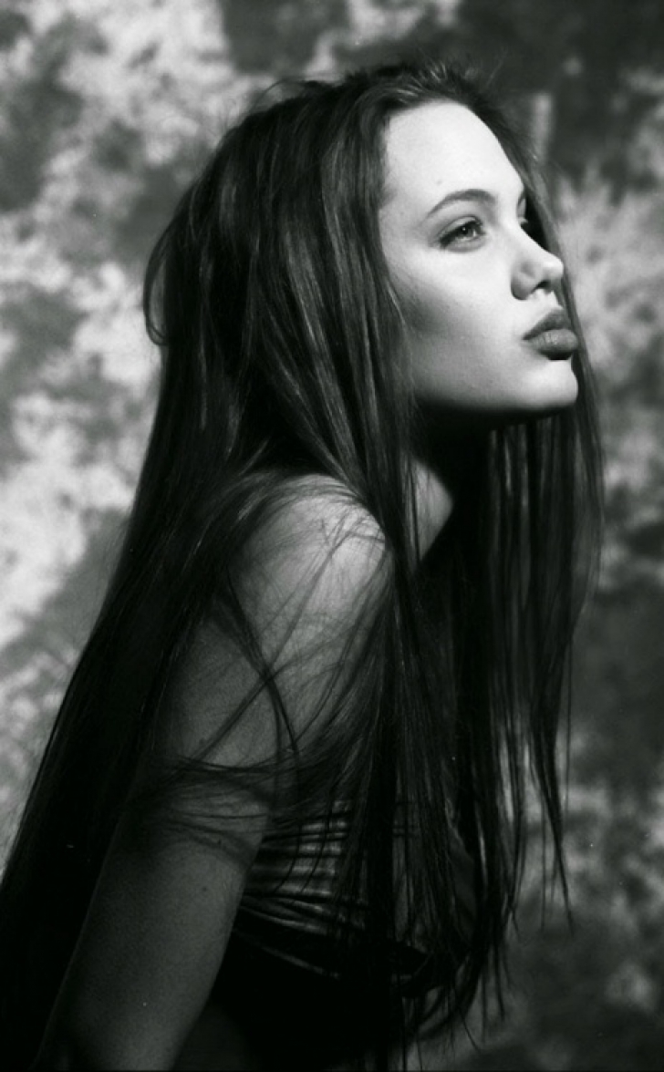 Prima ședință foto a Angelinei Jolie! Cum arăta vedeta de la Hollywood în urmă cu 26 de ani