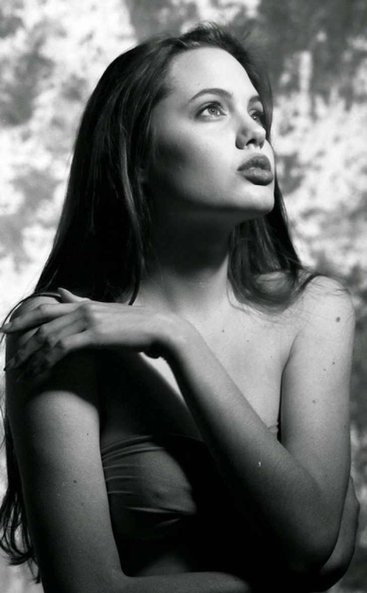 Prima ședință foto a Angelinei Jolie! Cum arăta vedeta de la Hollywood în urmă cu 26 de ani