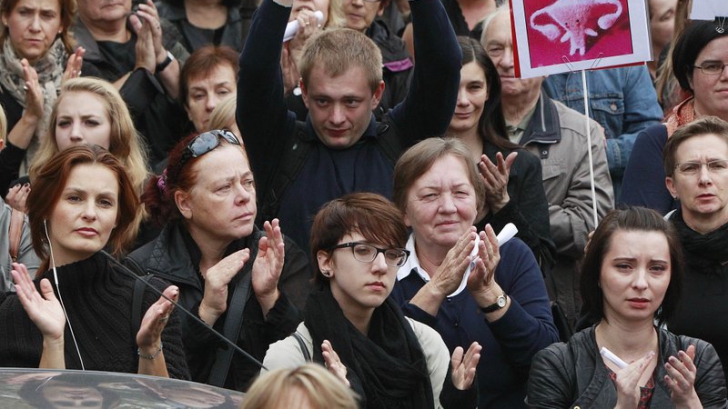 LUNEA NEAGRĂ. Grevă în Polonia. Zeci de mii de femei au protestat față de legea antiavort