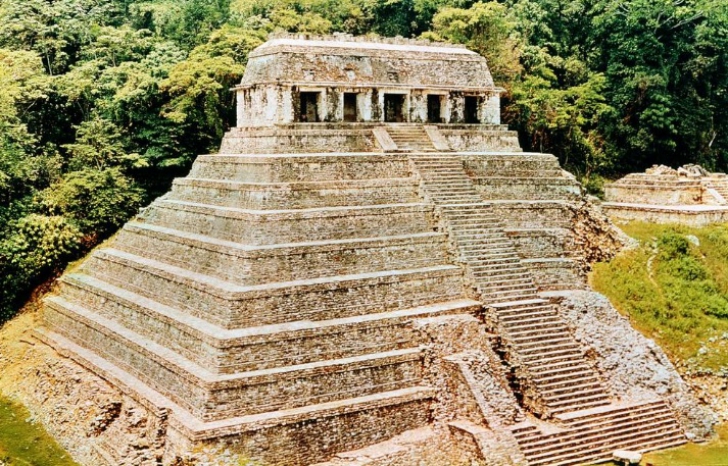 Ce au găsit arheologii sub un mormânt mayaş din secolul VII. Au rămas ÎNMĂRMURIŢI