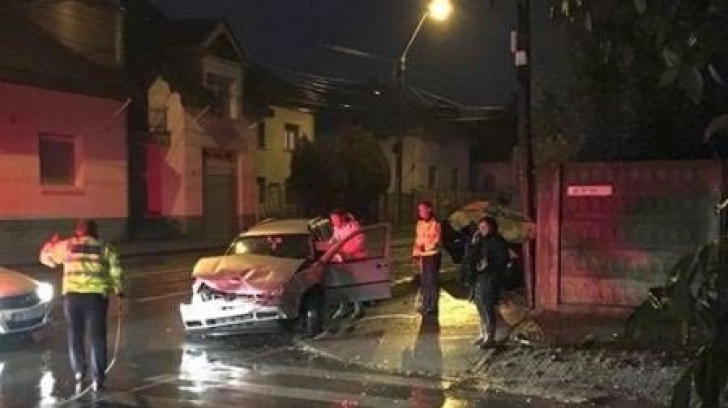 Accident grav, la Timişoara: trei oameni, răniţi. Greşeala făcută de un şofer de 20 de ani - FOTO