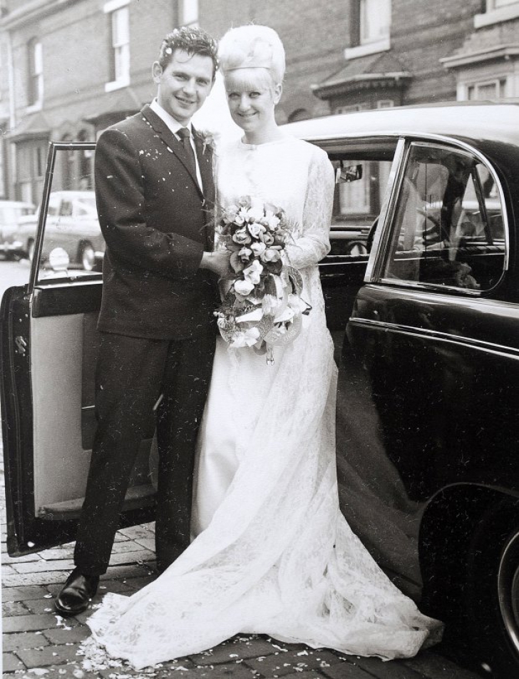 S-au căsătorit acum 50 de ani şi au ales să îşi serbeze nunta de aur purtând aceleaşi haine