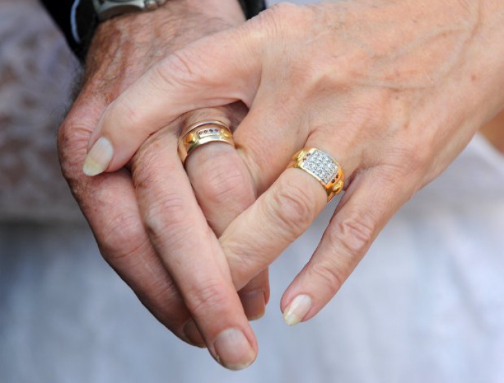 S-au căsătorit acum 50 de ani şi au ales să îşi serbeze nunta de aur purtând aceleaşi haine