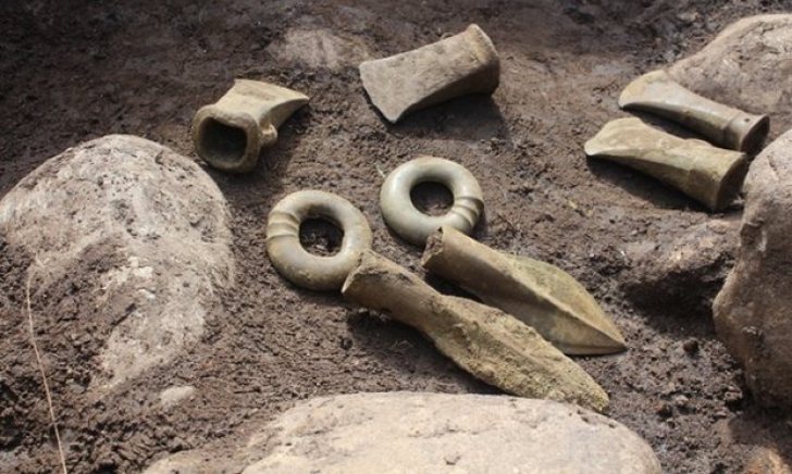 Mormânt de peste 5000 de ani, cu podoabe şi obiecte "extrem de rare", descoperit în Prahova