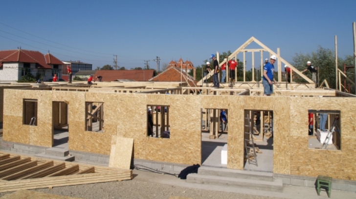 Reprezentanţii unui ONG care construiesc case pentru nevoiaşi au fost amendaţi 