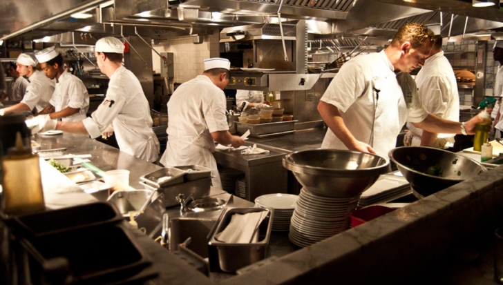 SECRETELE din bucătăria restaurantelor: Ce NU TREBUIE să comanzi NICIODATĂ