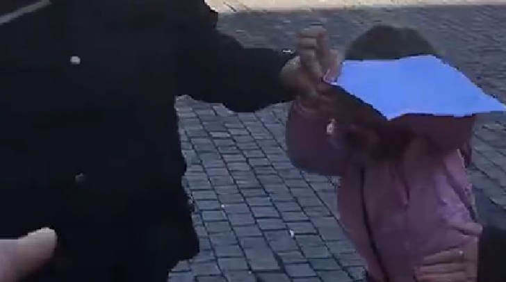 Atenţie, imagini şocante! O poliţistă din Sibiu bruschează un copil în plină stradă 