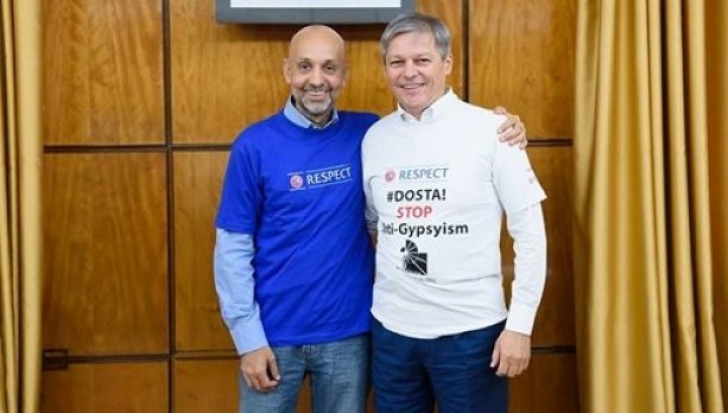 Cioloş a îmbrăcat un tricou al campaniei ”Dosta!”, împotriva stigmatizării romilor